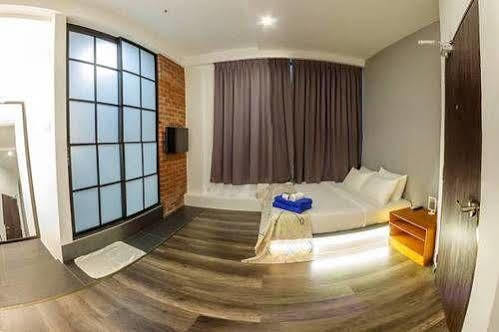 Roomies Suites Batu Ferringhi Extérieur photo